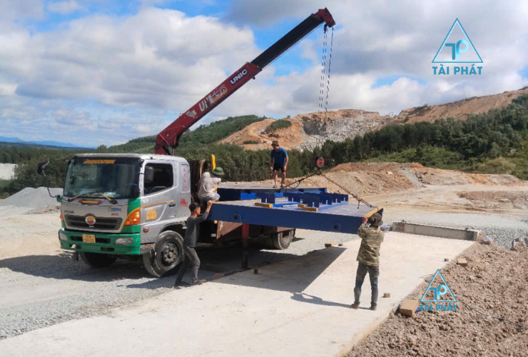 Đưa bàn cân vào vị trí bằng xe cẩu